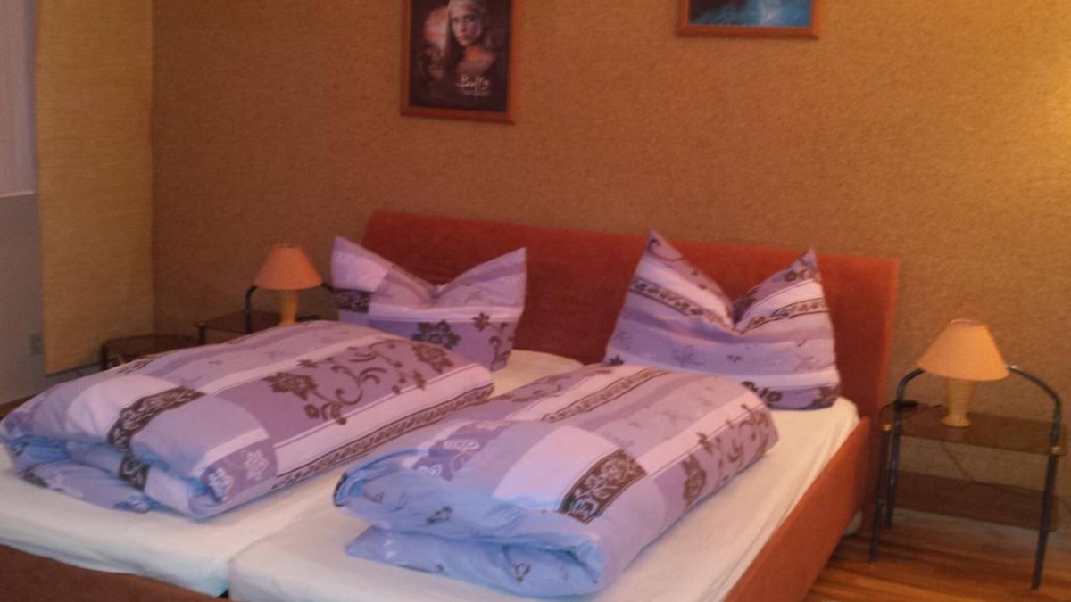 Plauen Apartment | Apartment 1st floor, shower, WC, living room/bedroom - Ferienwohnungen Hochmuth