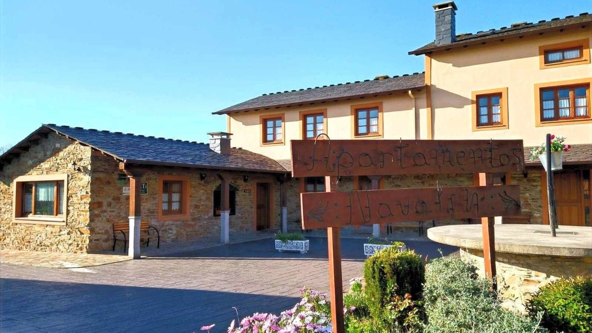 Serantes Apartment | Apartment 2: With porch, pool and garden