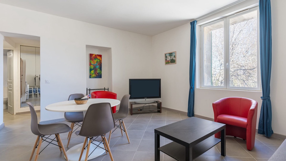 Charleval Apartment | Apartment "2 - F2 Centre Village" with Mountain View