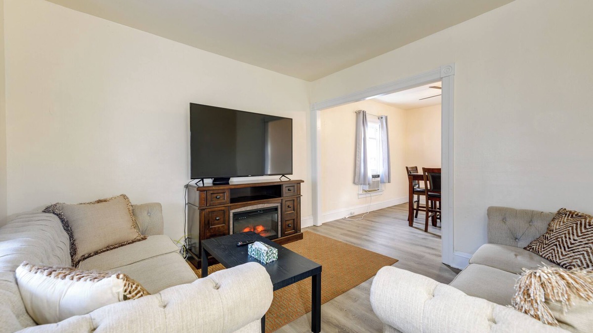 Niagara Falls Apartment | Apartment 2 Mi to Niagara Falls State Park!