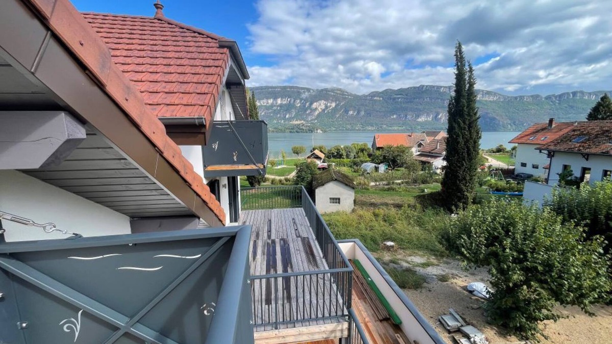 Conjux Apartment | Apartment 20 m from the beach, lake view, direct access