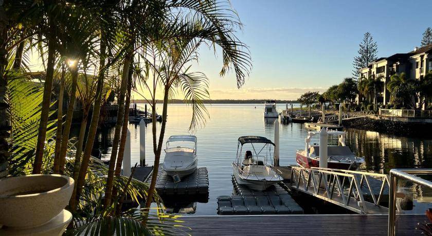 Runaway Bay Apartment | Apartment ∙ 3 bedrooms ∙ 6 guests