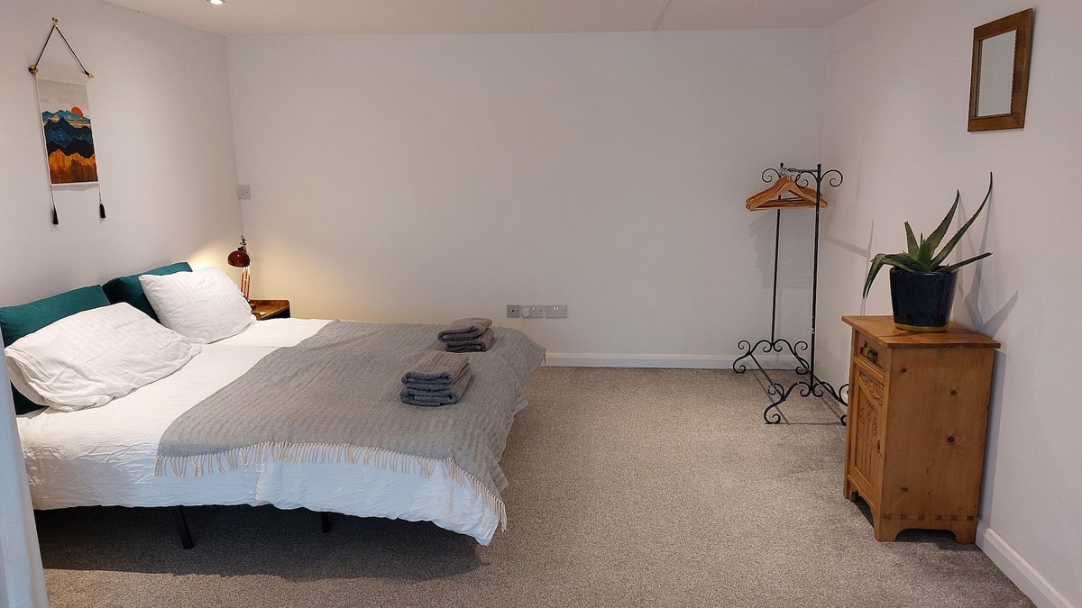 Barrow Gurney House | Apartment 5. (20 min walk to Bristol Airport)
