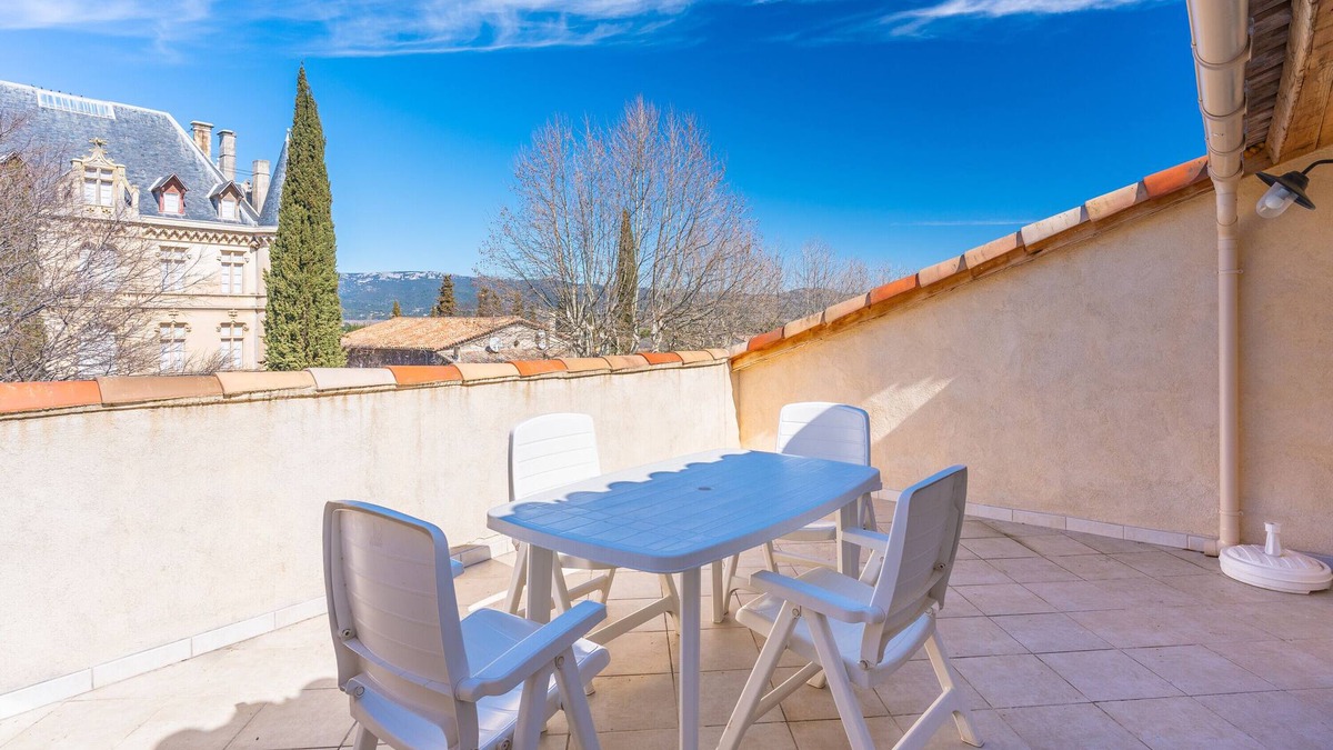 Charleval Apartment | Apartment "5 - Au village F3 - climatisé terrasse" with A/C