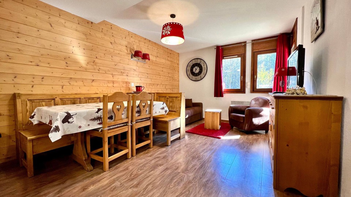 Flumet Apartment | Apartment 6 ppl, pool, parking, slopeside, Flumet