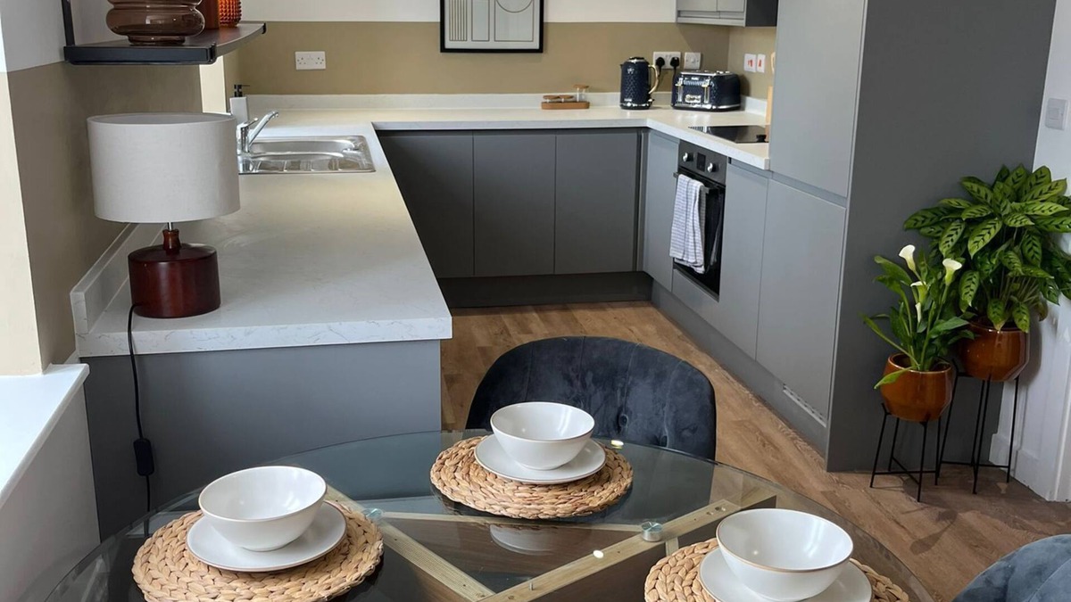 Leek Apartment | Apartment 7 Peak Willow Holiday Apartments - Salisbury House