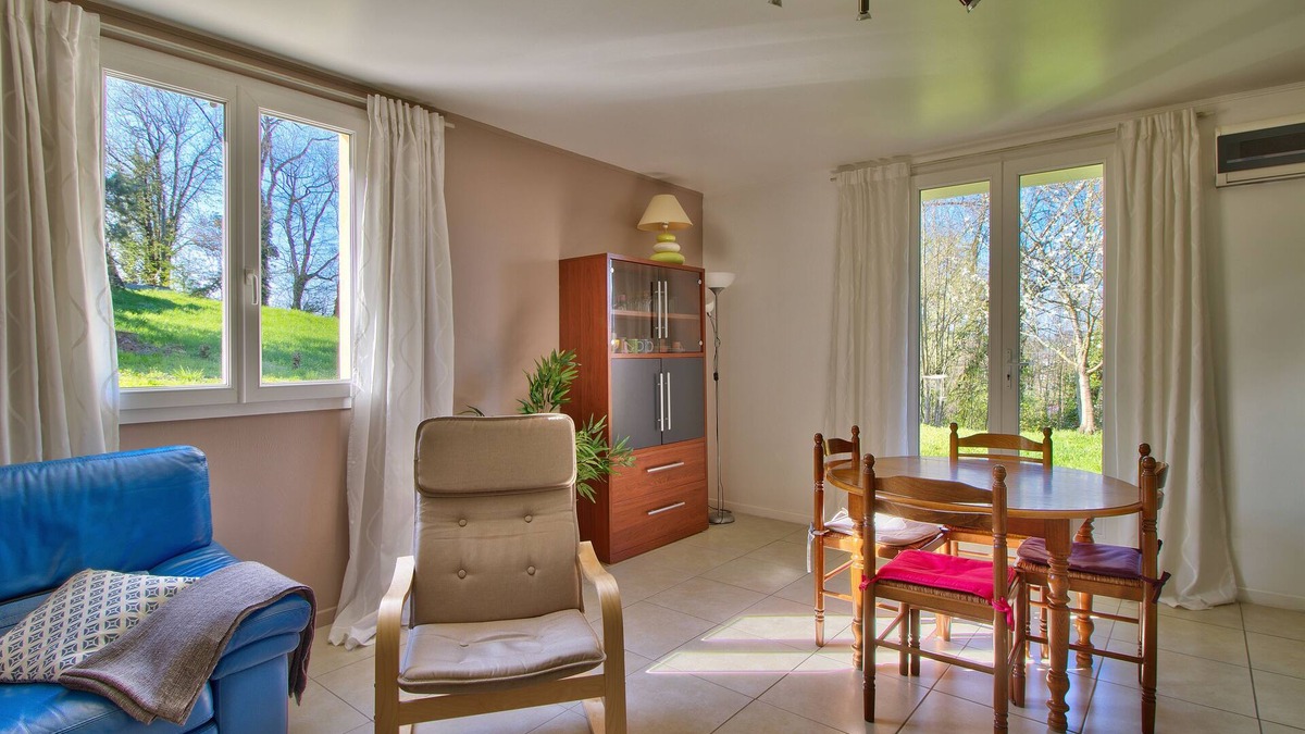 Montmorot Apartment | Apartment 80 m², 2 bedrooms, all comfort, with land. 6 people + baby