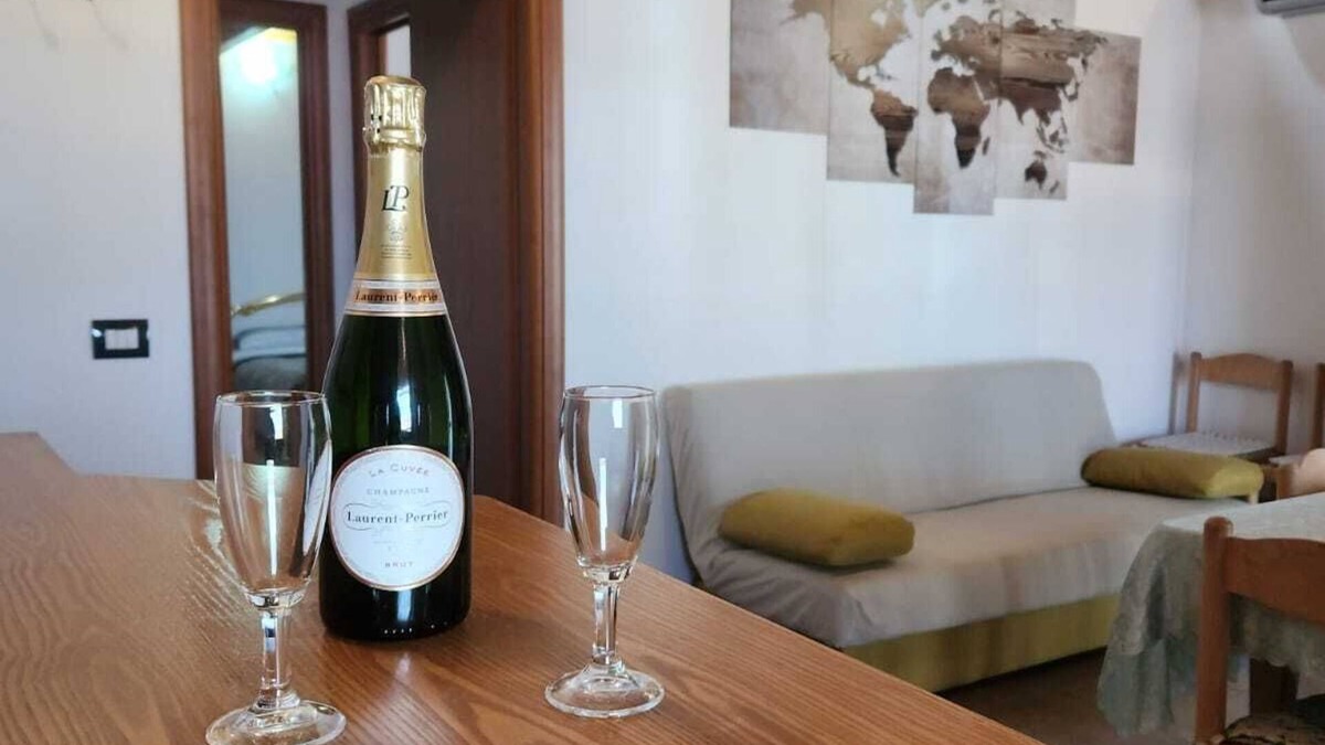 Cabras Apartment | Apartment a stone's throw from the sea