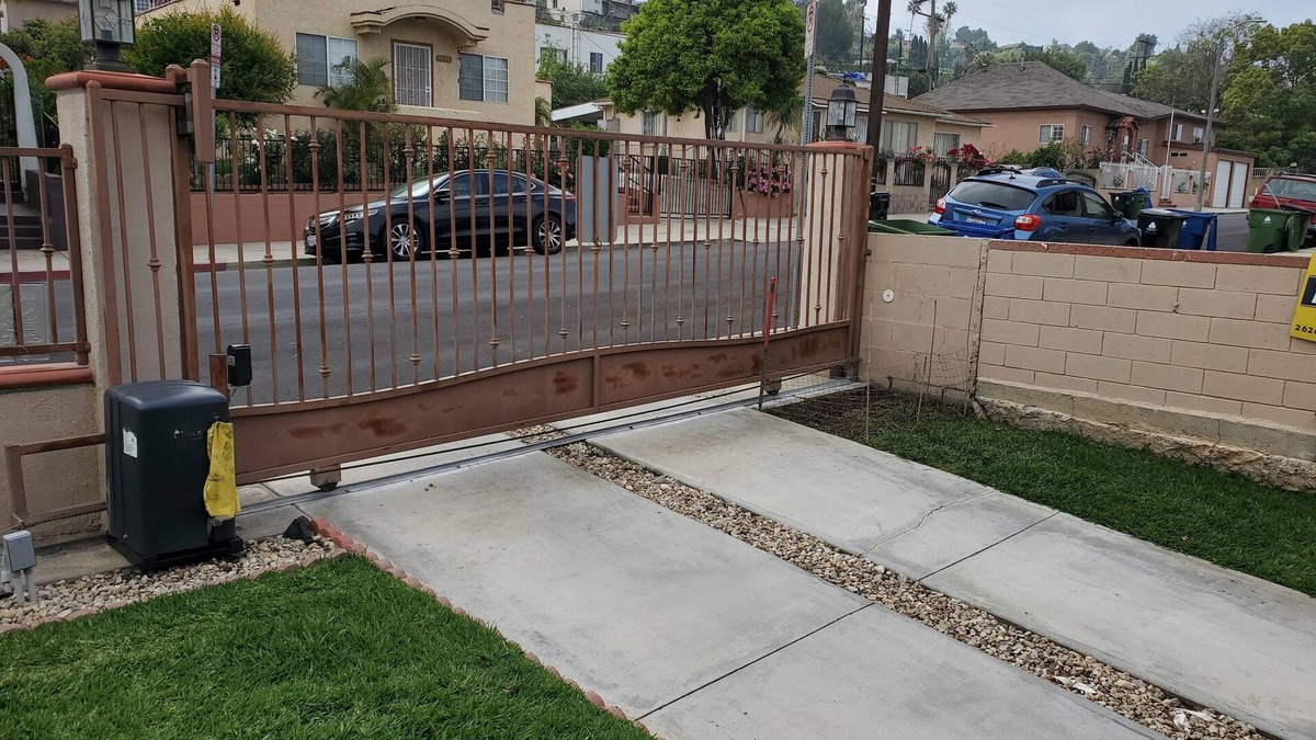 Los Angeles House | Apartment above a double garage, about 7 years old.