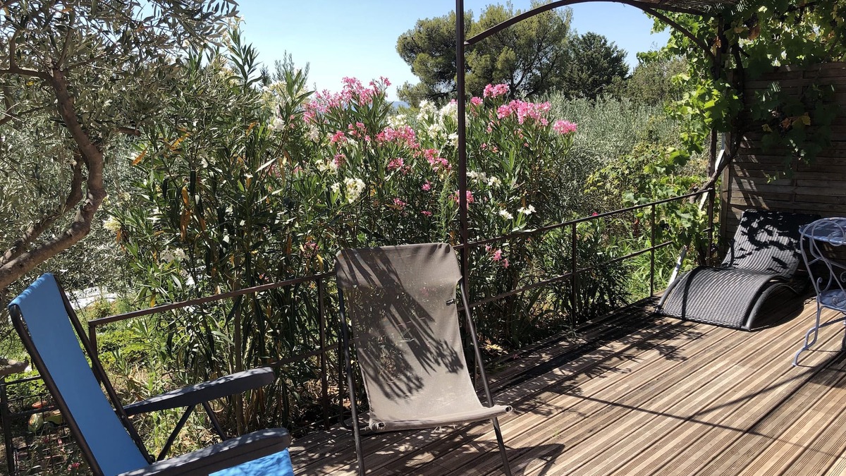 Lioux Apartment | Apartment adjoining the owner, in the heart of the Luberon.