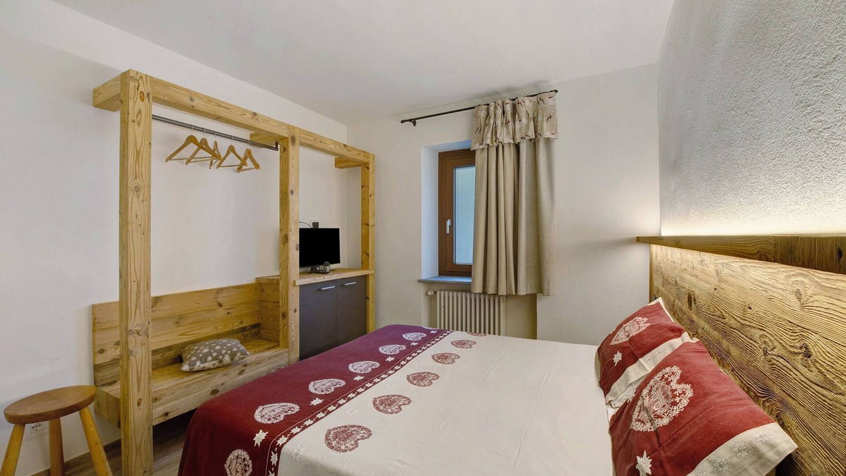 Pont-Saint-Martin Apartment | Apartment Agriturismo La Grange - Relaxing House with Mountain View, Wi-Fi and Air Conditioning