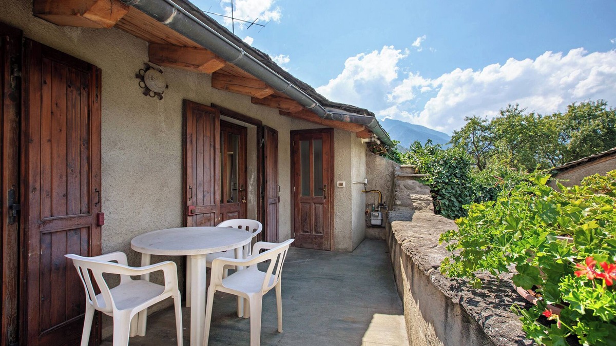 Saint-Pierre Apartment | Apartment 'Alloggio La Tour' with Mountain View, Private Garden and Balcony