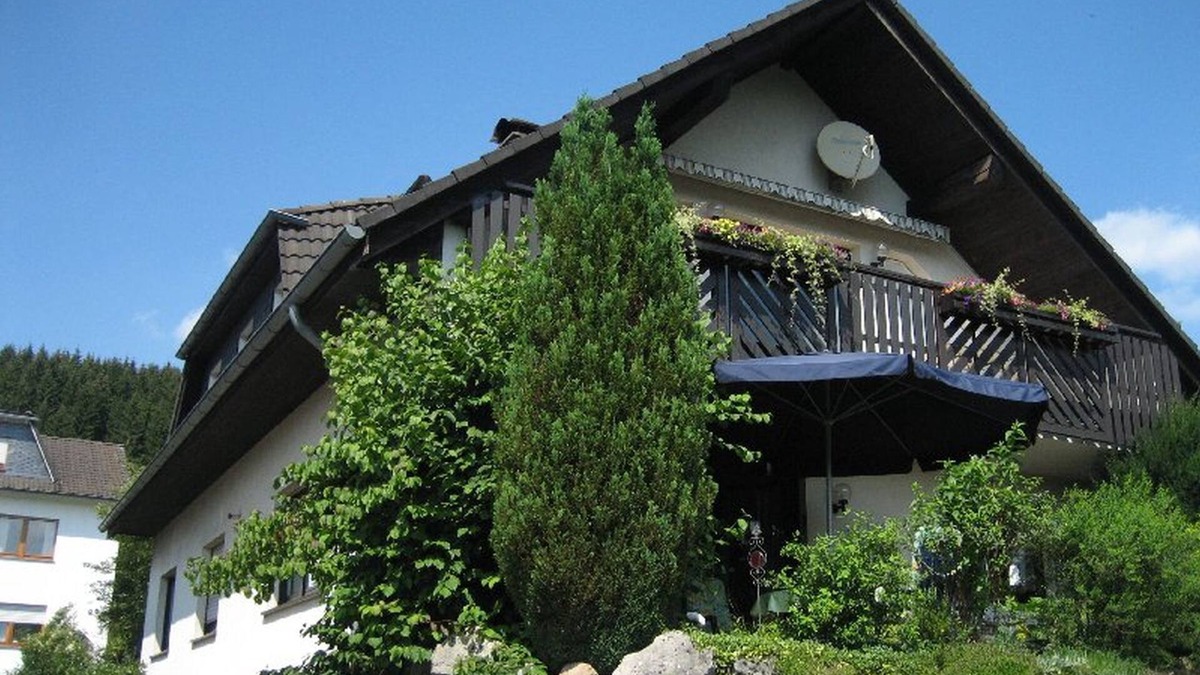 Finnentrop Apartment | Apartment 'Am Patenberg' with Mountain View, Balcony and Wi-Fi