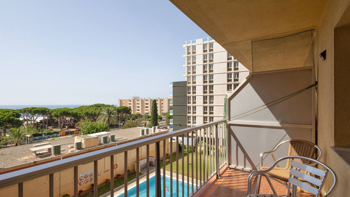 Malgrat de Mar Apartment | Apartment 'Apartamento Primera Línea De Mar' with Sea View, Shared Pool and Wi-Fi