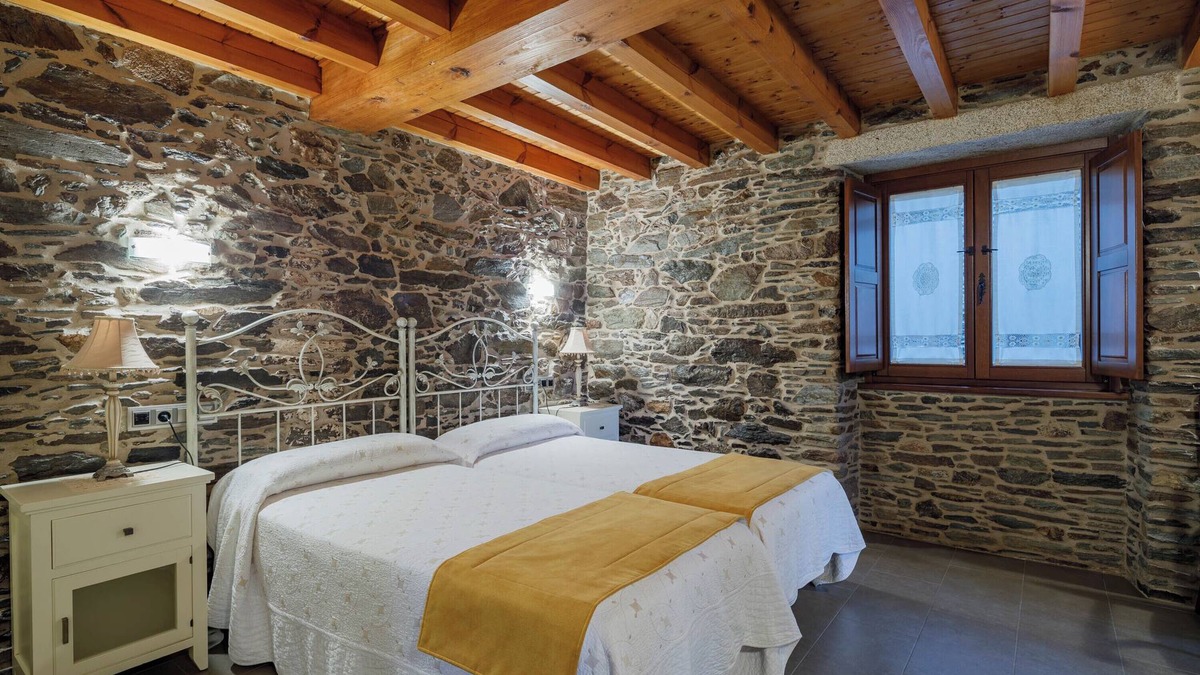 Ordes Apartment | Apartment "Apartamento Adega" interior room, with a window facing an interior porch