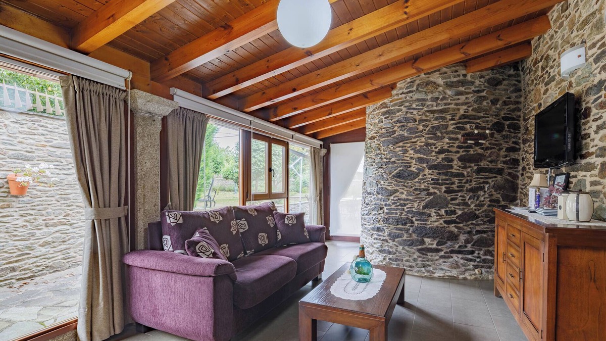 Ordes Apartment | Apartment 'Apartamento O Pozo' with Shared Terrace and Wi-Fi