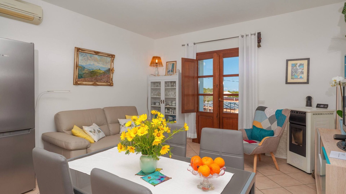 San Pantaleo Apartment | Apartment 'Appartamento Mountain View' with Mountain View, Wi-Fi and Air Conditioning