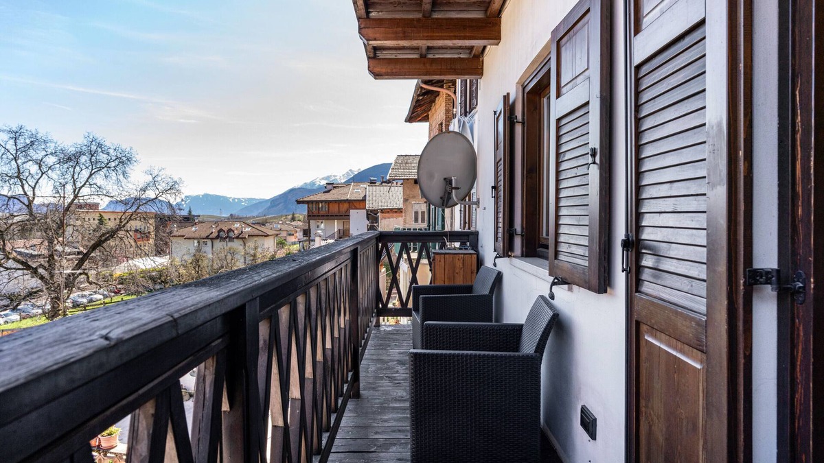 Cles Apartment | Apartment 'Appartamento Cles' with Mountain View, Balcony and Wi-Fi