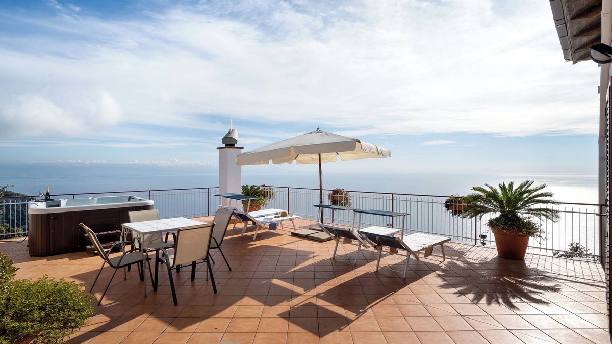San Michele Apartment | Apartment 'Appartamento Tramonto Superior' with Sea View, Wi-Fi and Air Conditioning