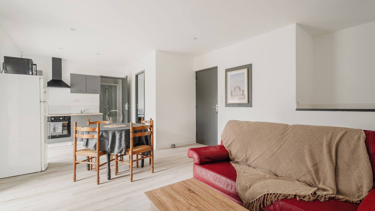 Saint-Carne Apartment | Apartment 'Appartement T2 Rénové La Suite' with Wi-Fi