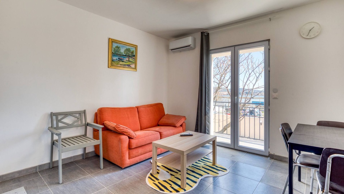 Poussan Apartment | Apartment 'Appartement 4 Personnes' with Shared Garden and Balcony
