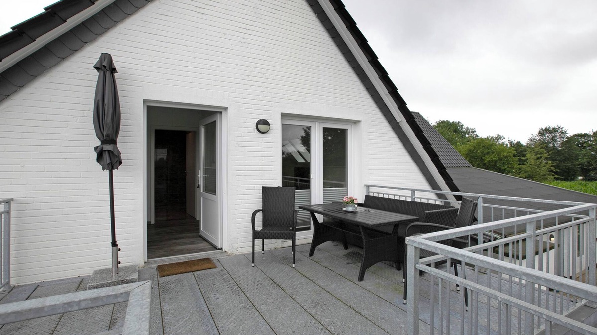 Schwesing Apartment | Apartment 'Appartment 1 - Engelsburg' with Shared Garden, Balcony and Wi-Fi