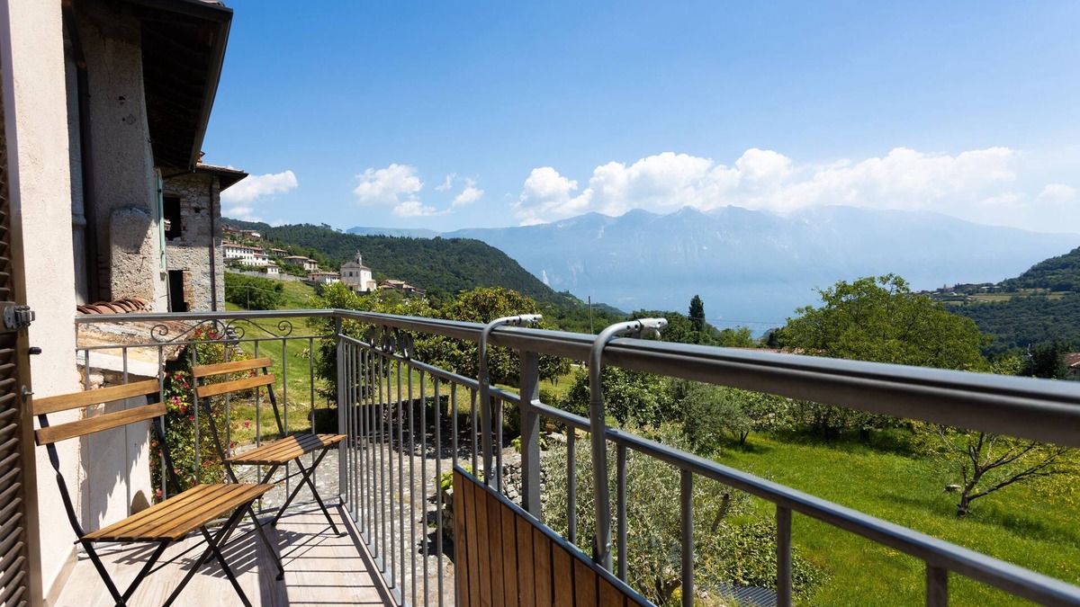 Vesio Apartment | Apartment 'Artù' with Shared Garden, Balcony and Wi-Fi
