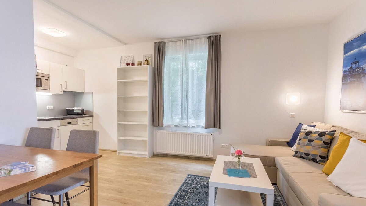 Velden am Worther See Apartment | Apartment 'Haus Melanie - Fewo 5' with Mountain View, Shared Garden and Wi-Fi