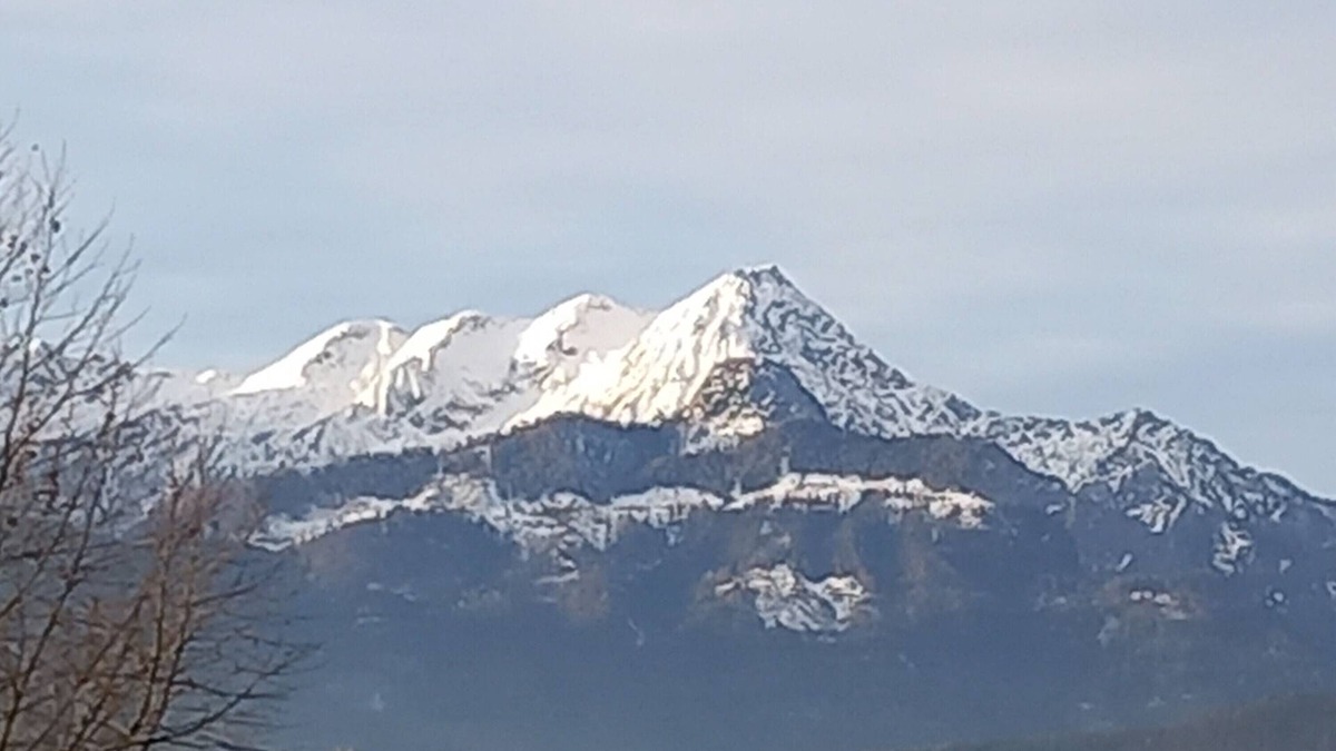 Velden am Worther See Apartment | Apartment 'Haus Melanie - Fewo 4' with Mountain View, Shared Garden and Wi-Fi