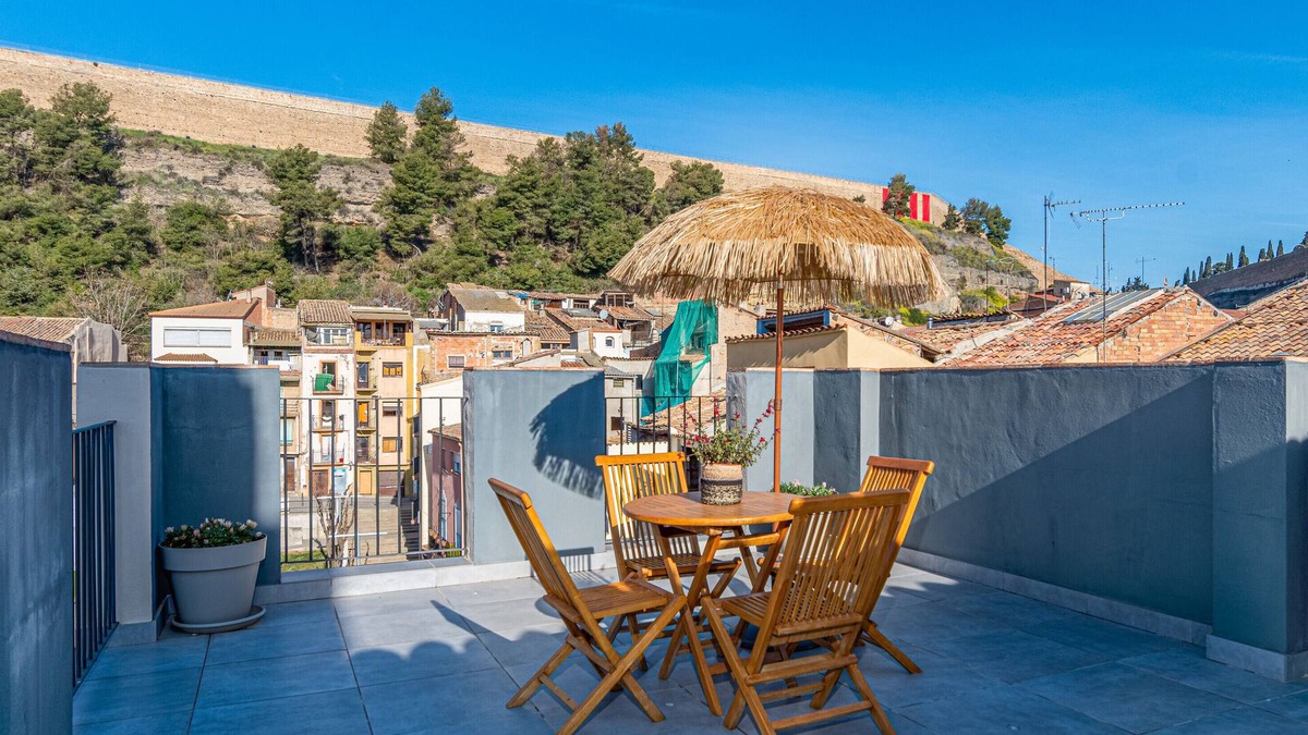 Balaguer Apartment | Apartment 'Àtic 1' with Private Terrace, Wi-Fi and Air Conditioning