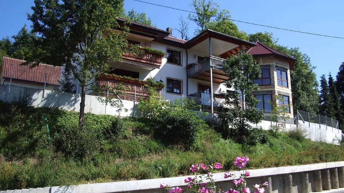 Owingen Apartment | Apartment 'Braun' with Balcony and Wi-Fi