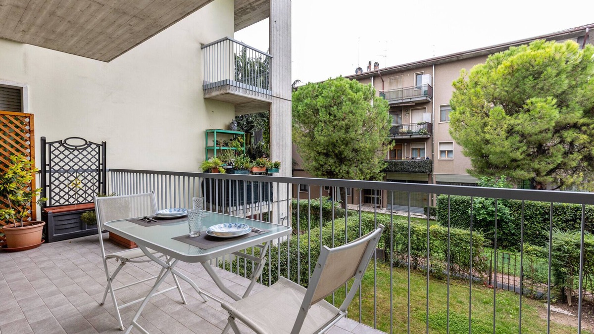 Valeggio sul Mincio Apartment | Apartment 'Bed Smile Valeggio' with Shared Terrace, Wi-Fi and Air Conditioning
