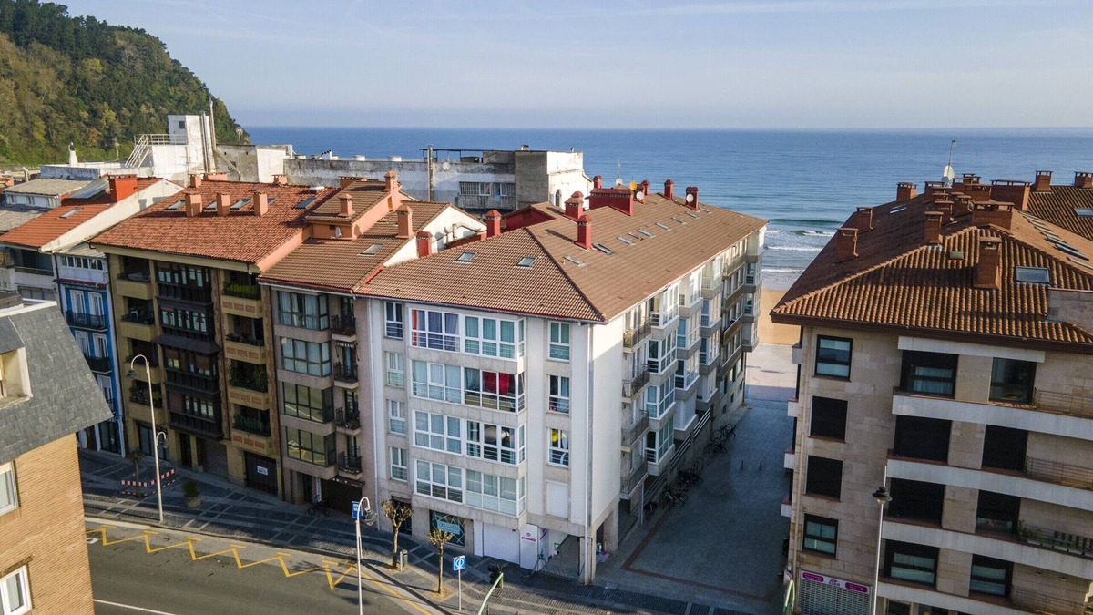 Zarautz Apartment | Apartment Bañeru 1 - House in the centre of Zarautz, 1 min. from the beach by Egona