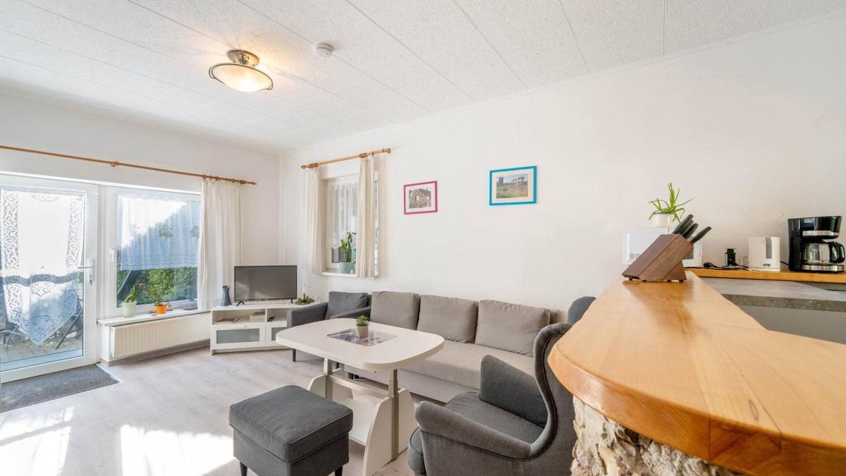 Liepe Apartment | Apartment 'Behling 2 with Terrace' with Garden and Wi-Fi