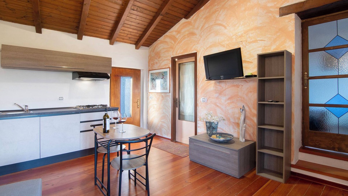 Naggio Apartment | Apartment 'Belcantone 2' with Lake View and Wi-Fi