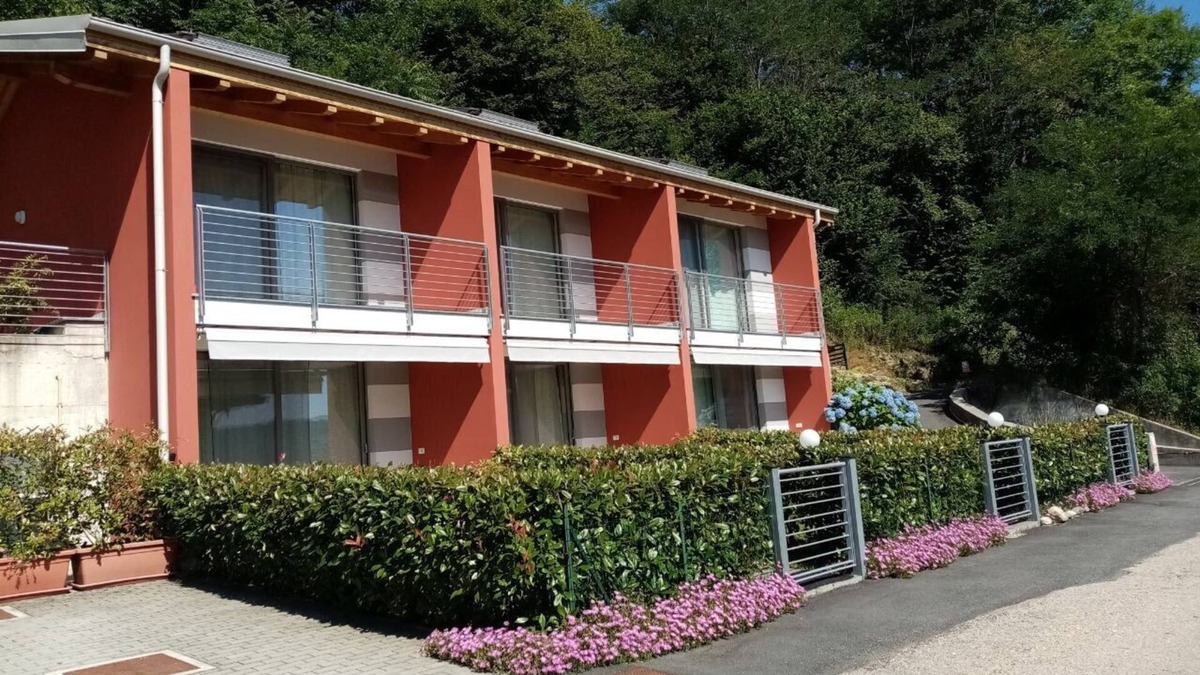Pella Apartment | Apartment "Blue" in the house with lake view, parking and private beach