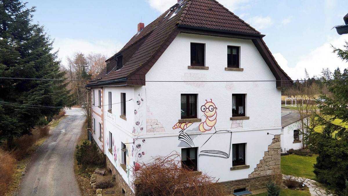 Kirchenlamitz Apartment | Apartment "Buchhaus Vier - Dachgeschoss" with Shared Terrace & Wi-Fi