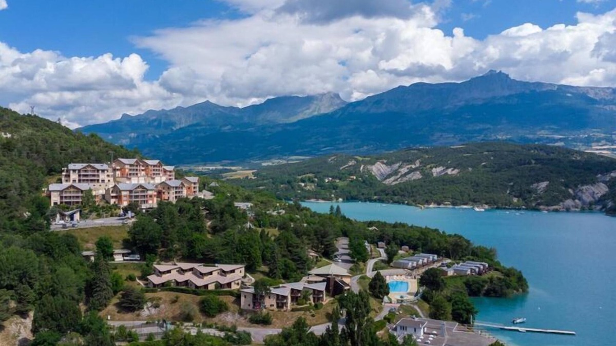 Chorges House | Apartment by Lake Serre-Ponçon with Pool