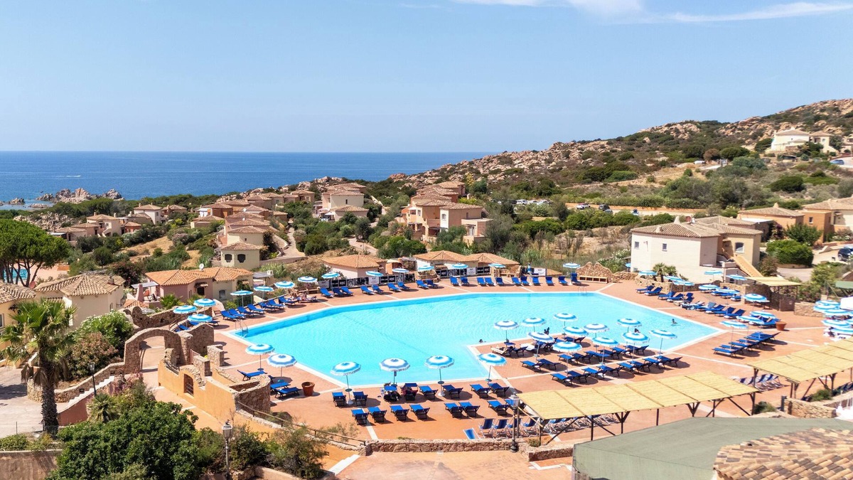 Canneddi Apartment | Apartment 'Calarossa Beach House' with Sea View, Wi-Fi and Air Conditioning