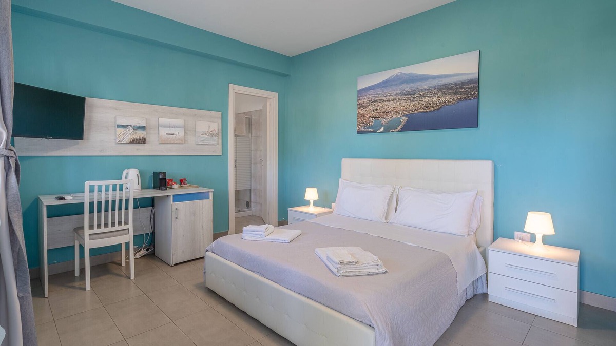 Contrada Pantano d'Arci Apartment | Apartment 'Camera 01 Con Balcone - Terrazza' with Mountain View, Wi-Fi and Air Conditioning