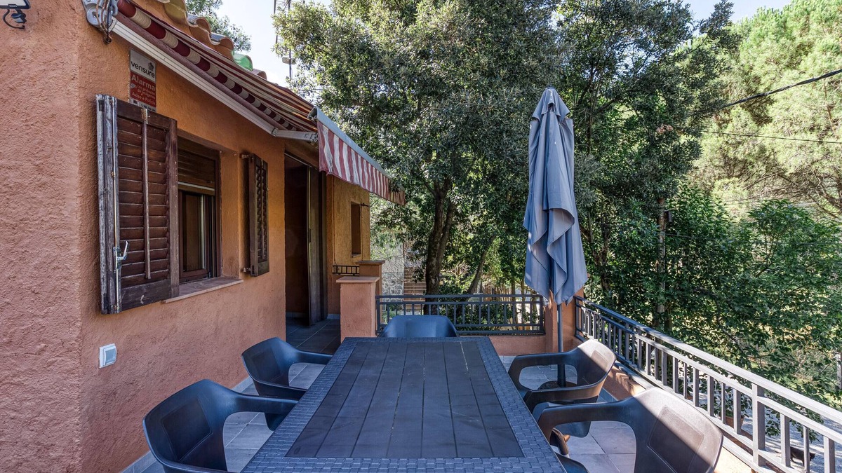 Albanya Apartment | Apartment 'Casa En Albanyà' with Mountain View, Private Terrace and Wi-Fi