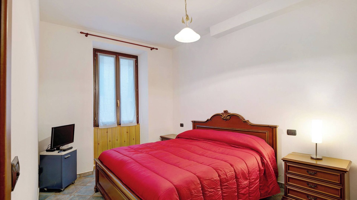 Omegna Apartment | Apartment 'Casa Giola Omegna' with Balcony and Wi-Fi