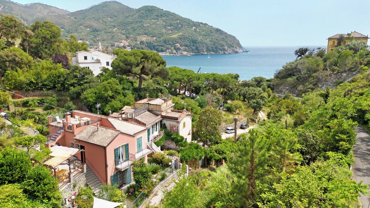 Valle Santa Apartment | Apartment 'Casa Glicine Sul Mare' with Private Terrace, Shared Garden and Wi-Fi