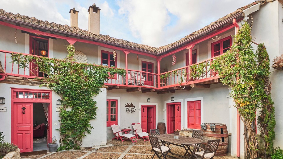 Villamejil Apartment | Apartment 'Casa Grande' with Shared Terrace, Shared Garden and Wi-Fi