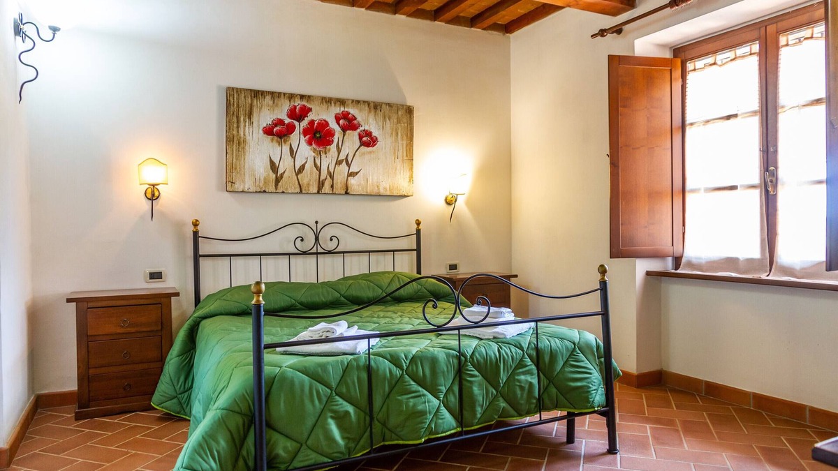 La Pesta Apartment | Apartment 'Casa Vacanza Il Carpignone 2' with Lake View, Pool and Garden