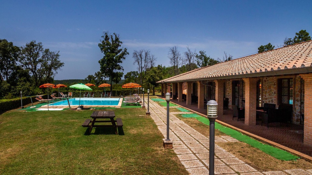 La Pesta Apartment | Apartment "Casa Vacanza Il Carpignone 5" with Lake View, Shared Pool and Garden