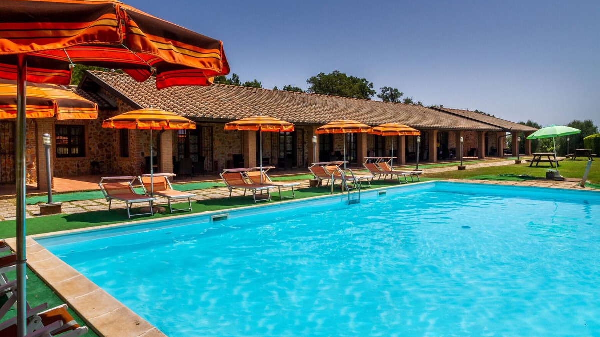 La Pesta Apartment | Apartment Casa Vacanza Il Carpignone 6 with Lake View, Shared Pool & Garden