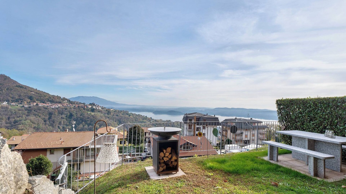 Massino Visconti Apartment | Apartment 'Casa Leone' with Lake View, Wi-Fi and Air Conditioning