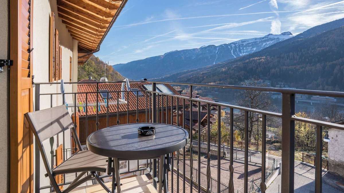 Mezzana Apartment | Apartment 'Casa Luca Mezzana' with Mountain View, Balcony and Wi-Fi