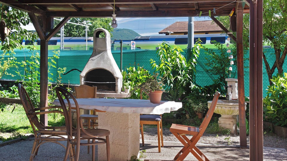 Porto Ceresio Apartment | Apartment 'Casa Maria' with Private Garden and Wi-Fi